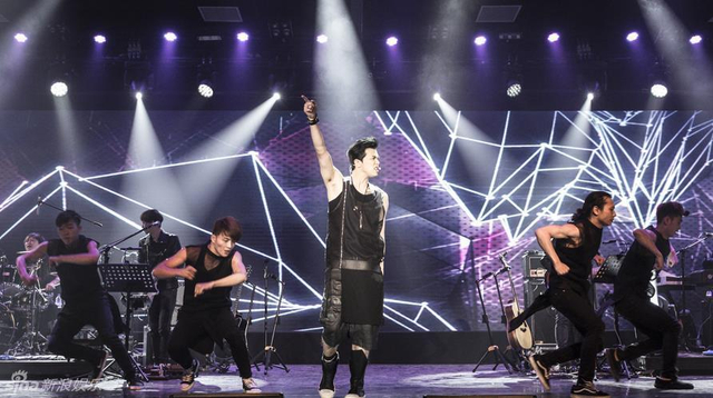 黄鸿升热情开唱