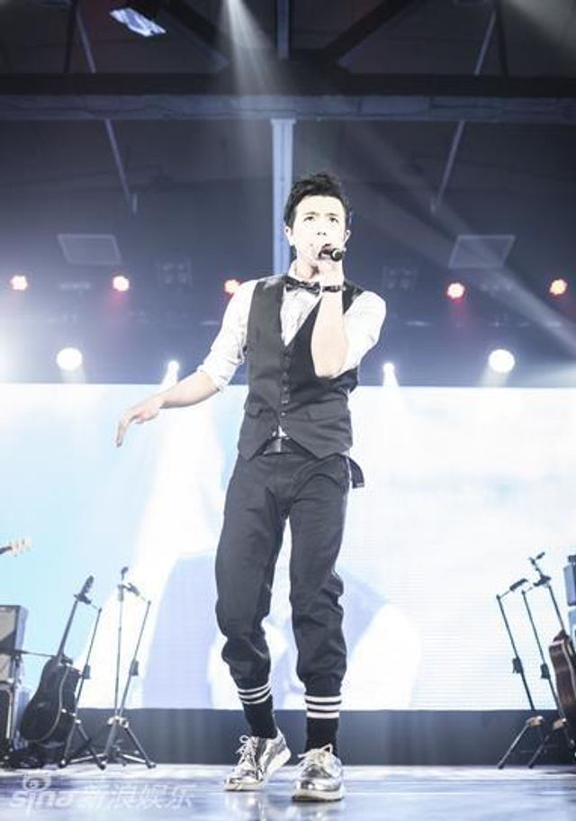 黄鸿升热情开唱