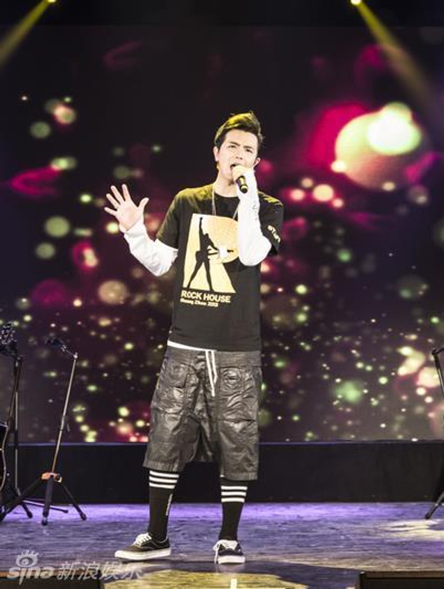 黄鸿升热情开唱