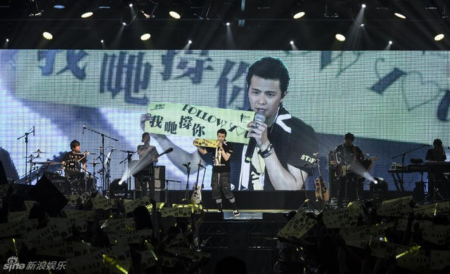 黄鸿升热情开唱