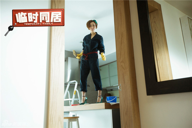 郑秀文穿高跟鞋刷墙