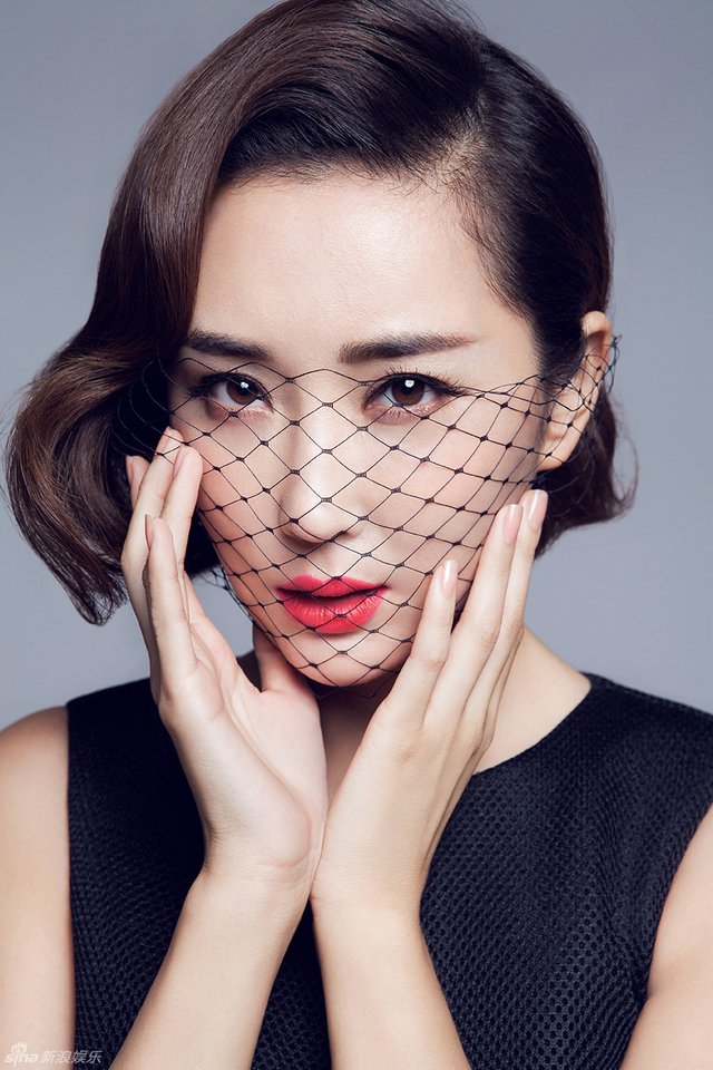 杜若溪黑纱蒙面神秘优雅 微卷短发轻熟女_新浪图片