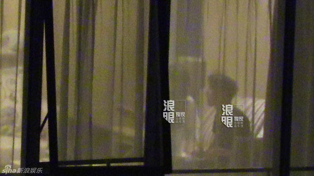 谢霆锋和王菲在沙发看电视