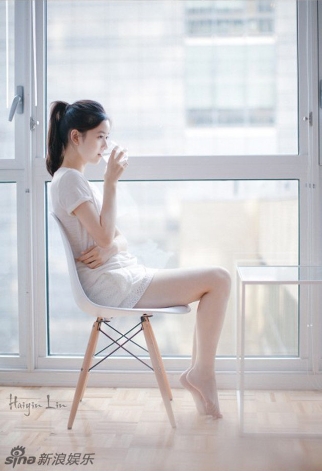 奶茶妹妹秀美腿