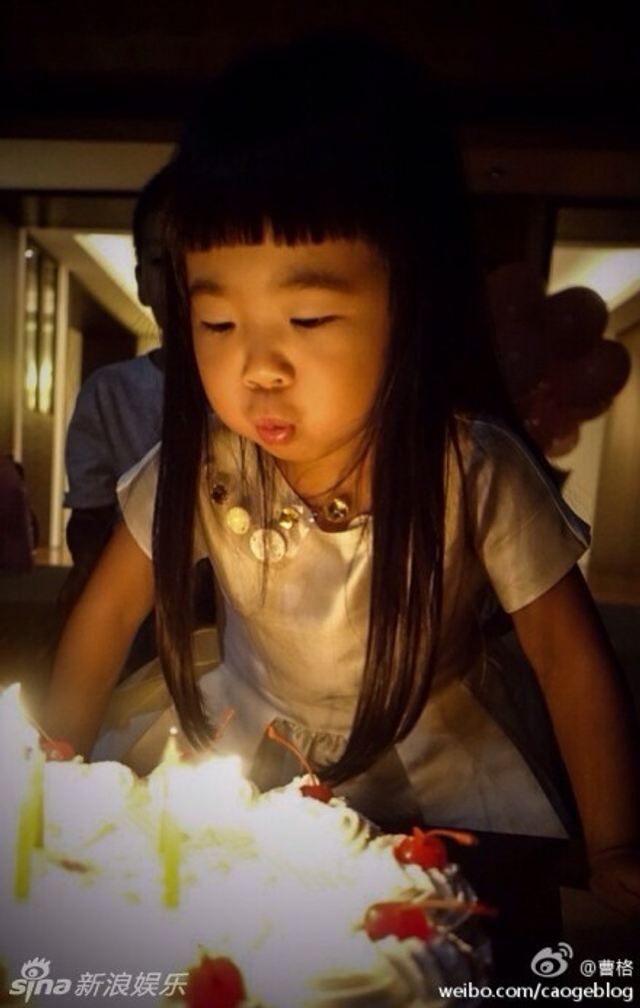女儿庆4岁生日大脸抢镜