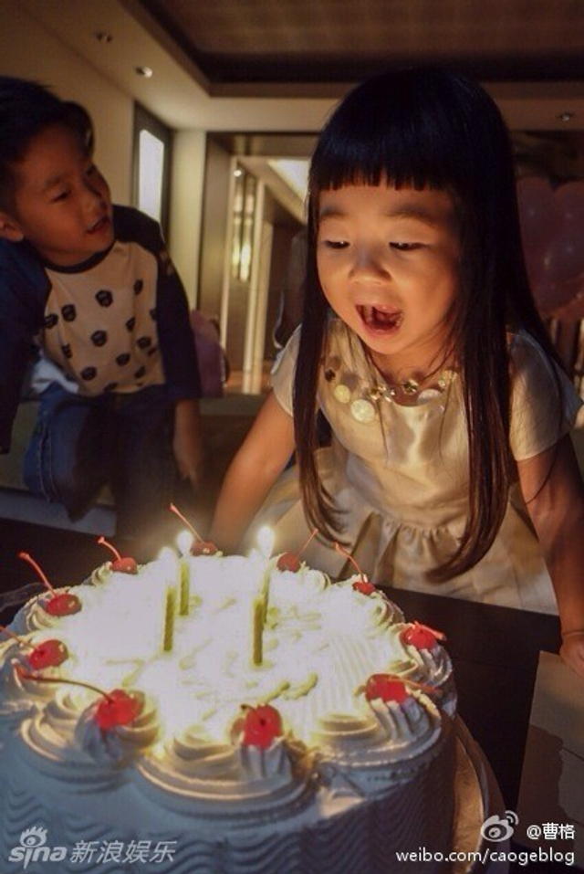 组图：曹格为女儿办4岁生日派对 姐姐大脸抢镜