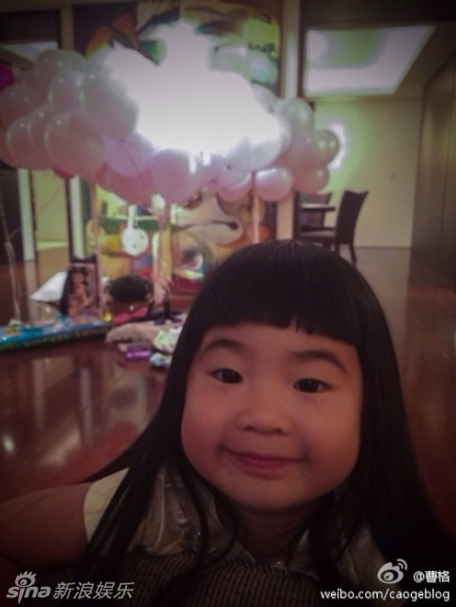 组图：曹格为女儿办4岁生日派对 姐姐大脸抢镜