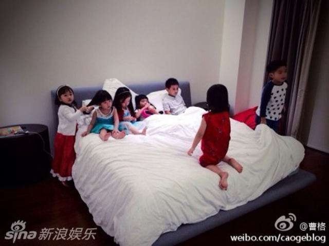 组图：曹格为女儿办4岁生日派对 姐姐大脸抢镜
