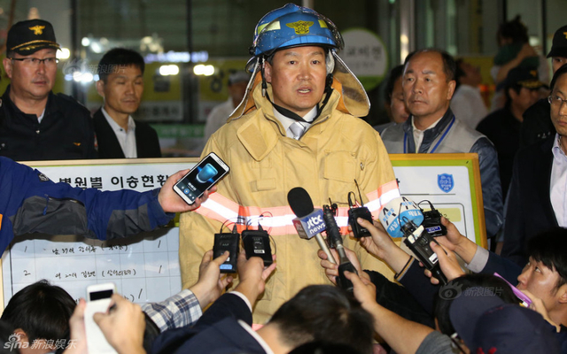 救援者向大家通报救援进展