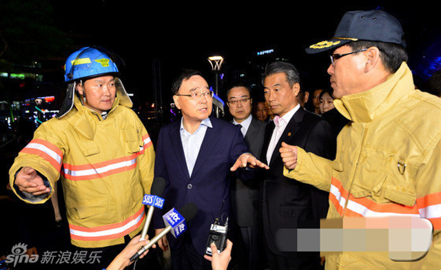 韩国国务总理郑烘原（左二）