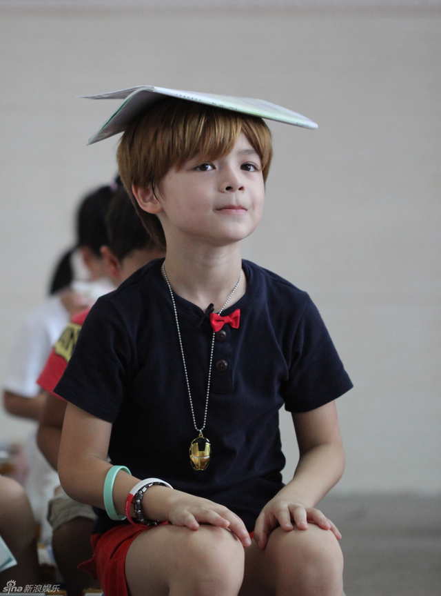 《一年级》首播 西蒙子撞脸刘烨儿子