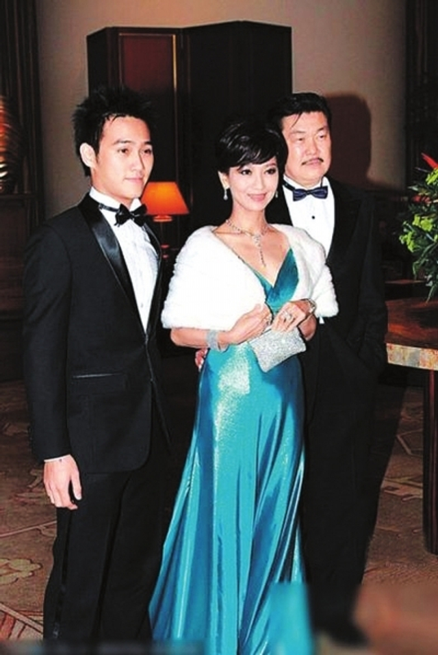 赵雅芝夫妇与小儿子