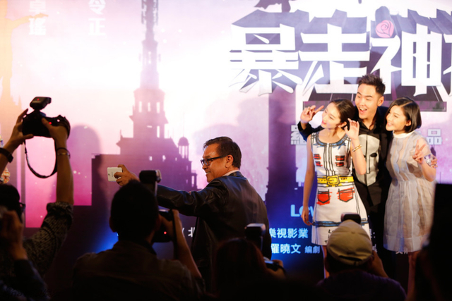 尔冬升导演现场跟三位主演玩自拍