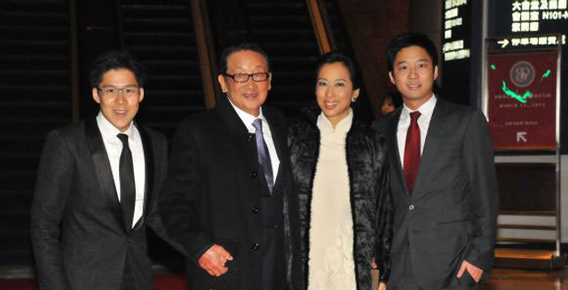 朱玲玲与爸爸、霍启刚霍启山