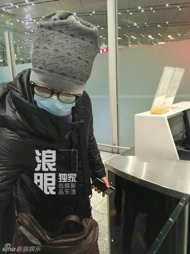 黄海波获释后现身机场