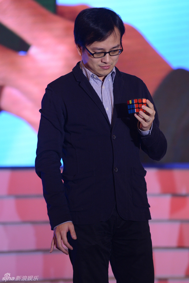 《最强大脑》选手在现场展示单手魔方