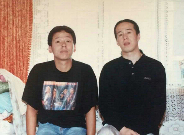 杨坤与弟弟合影