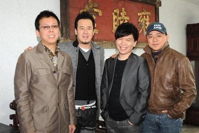 杨坤兄弟与好友合影