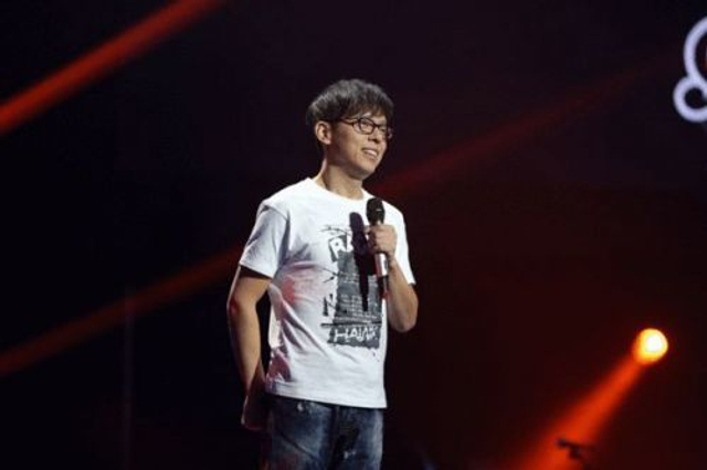 杨坤与歌手胞弟合影