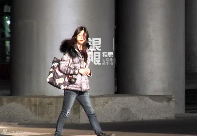 奶茶妹妹独自回京打扮显老气 三分钟快闪