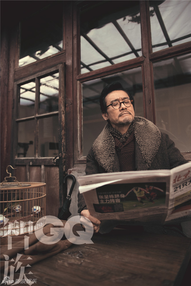 梁家辉戴复古眼镜看报纸