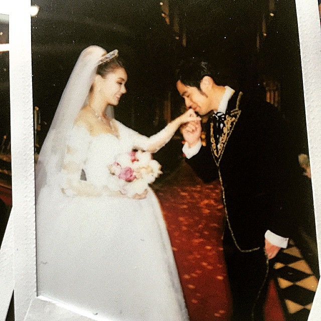 周杰伦亲吻妻子昆凌的手