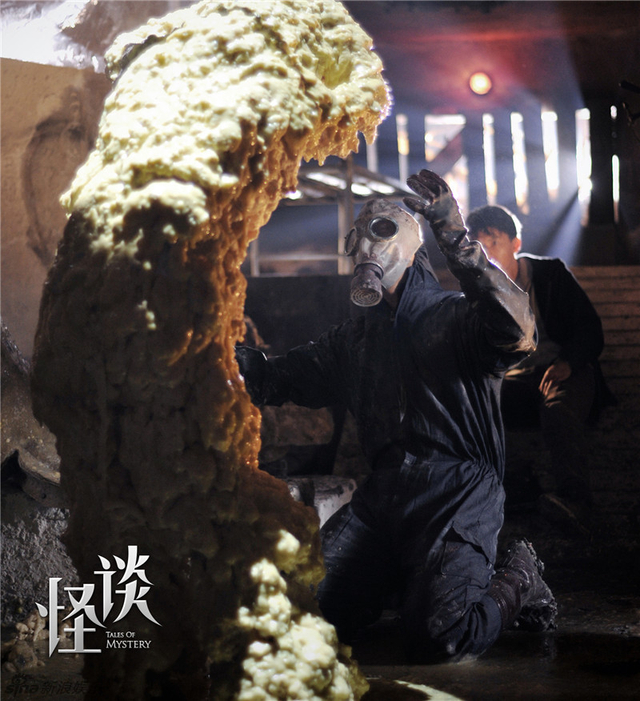 黑衣人跪地痛哭