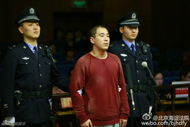 张默现身法庭