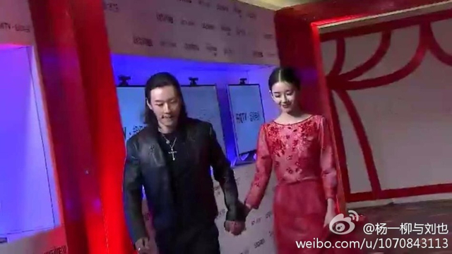 杨一柳和张子萱参加活动牵手