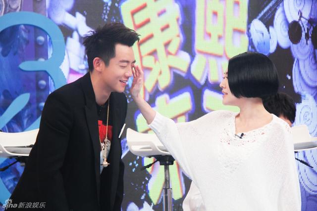 郑恺被小s摸单眼皮