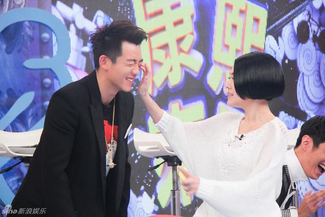 郑恺被小s摸单眼皮