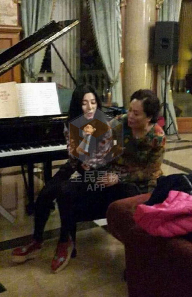范冰冰坐在钢琴边