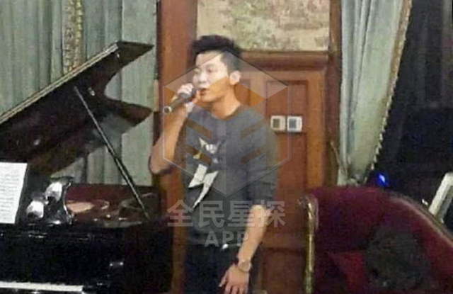 李晨手执话筒