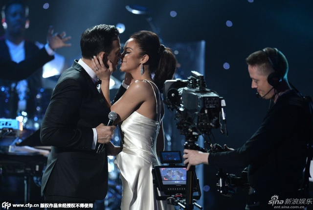 亚历山德拉与夏恩-杰克逊现场热吻