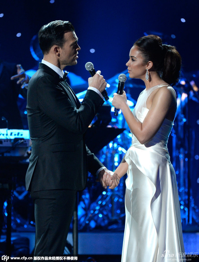 亚历山德拉与夏恩-杰克逊现场热吻