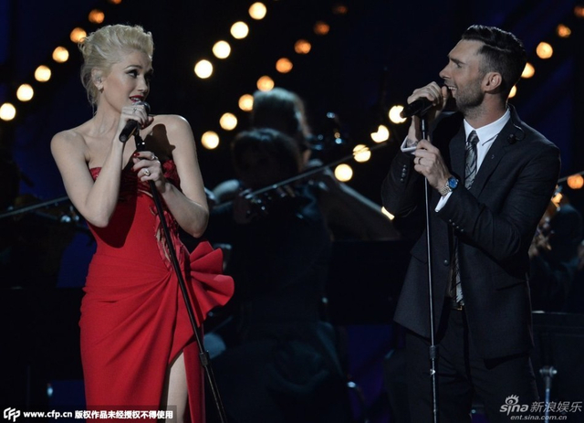 辣妈格温与亚当-莱文同台深情合唱