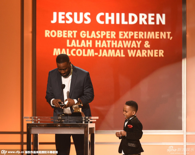 罗伯特携子上台领奖