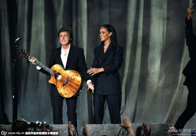 蕾哈娜联手坎耶-维斯特献唱