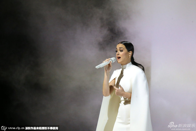 水果姐凯蒂·佩里深情演唱歌曲