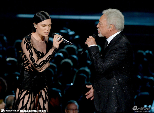 Jessie J与汤姆琼斯合唱 二人深情对视