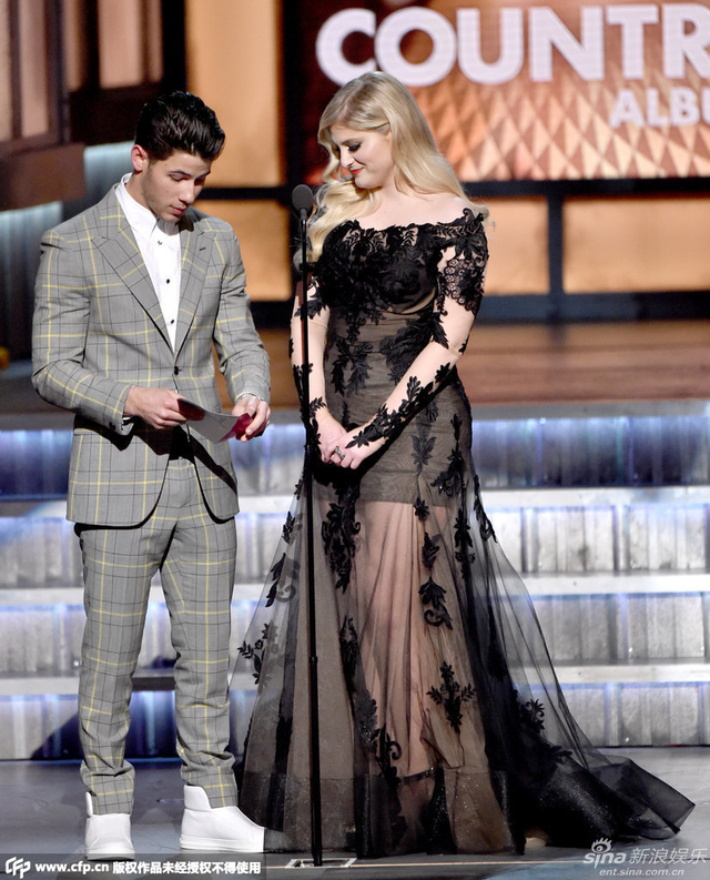 梅根·特瑞娜与尼克乔纳斯颁奖