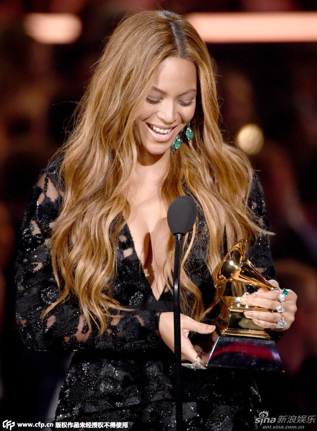 碧昂斯获最佳R&B大奖 甜笑显娇羞