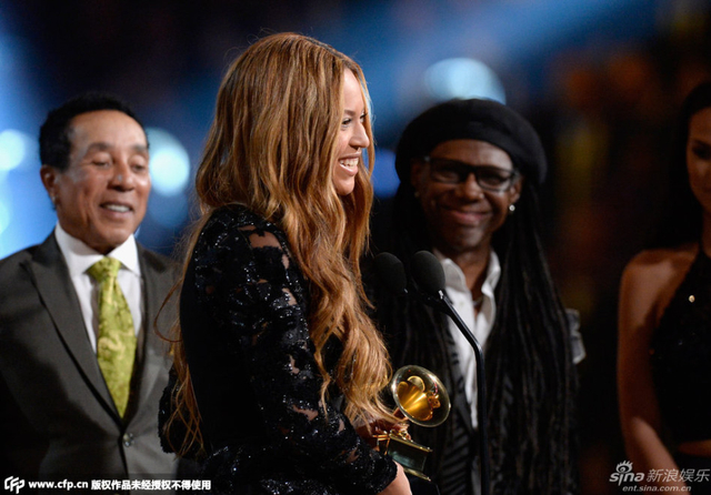 碧昂斯获最佳R&B大奖 甜笑显娇羞