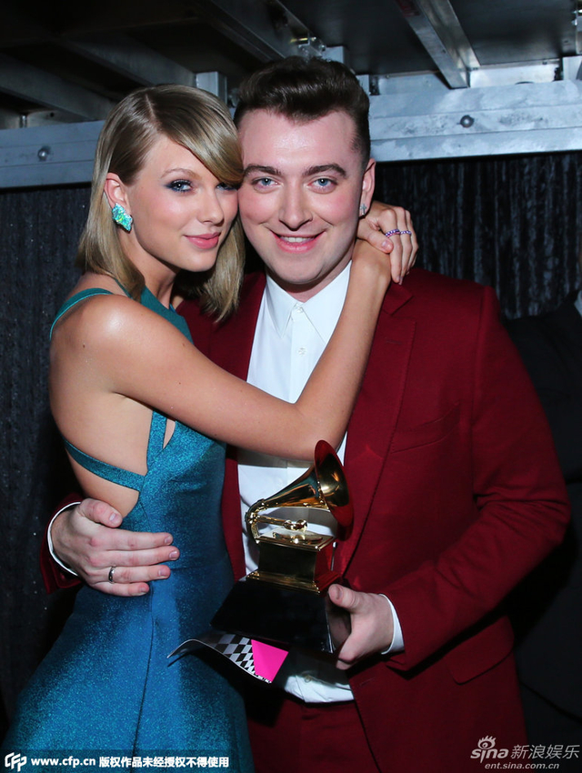 泰勒-斯威夫特为萨姆-史密斯颁最佳新人奖
