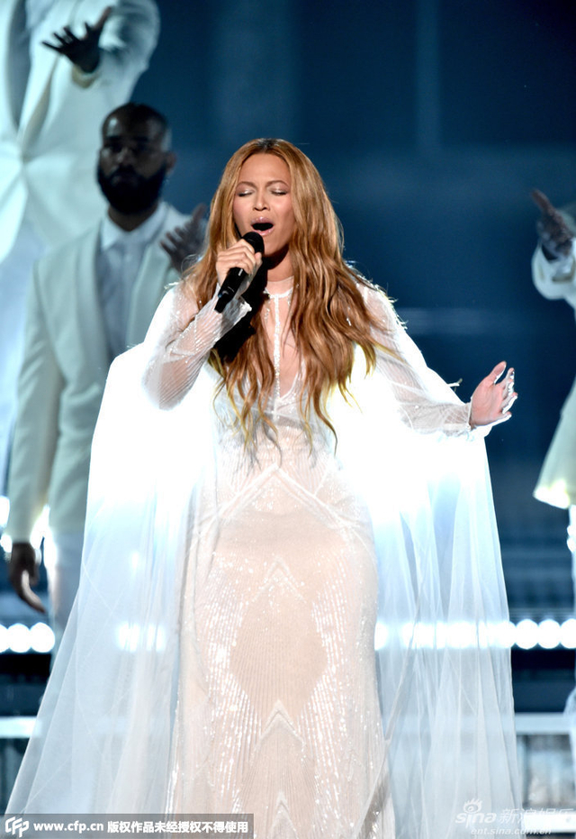 碧昂斯深情献唱