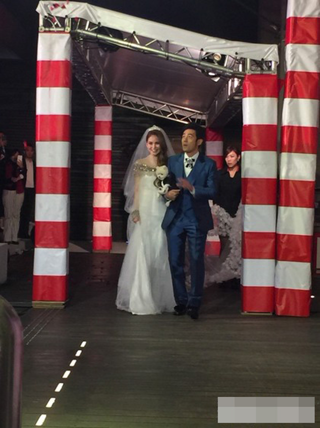 周杰伦携昆凌入场