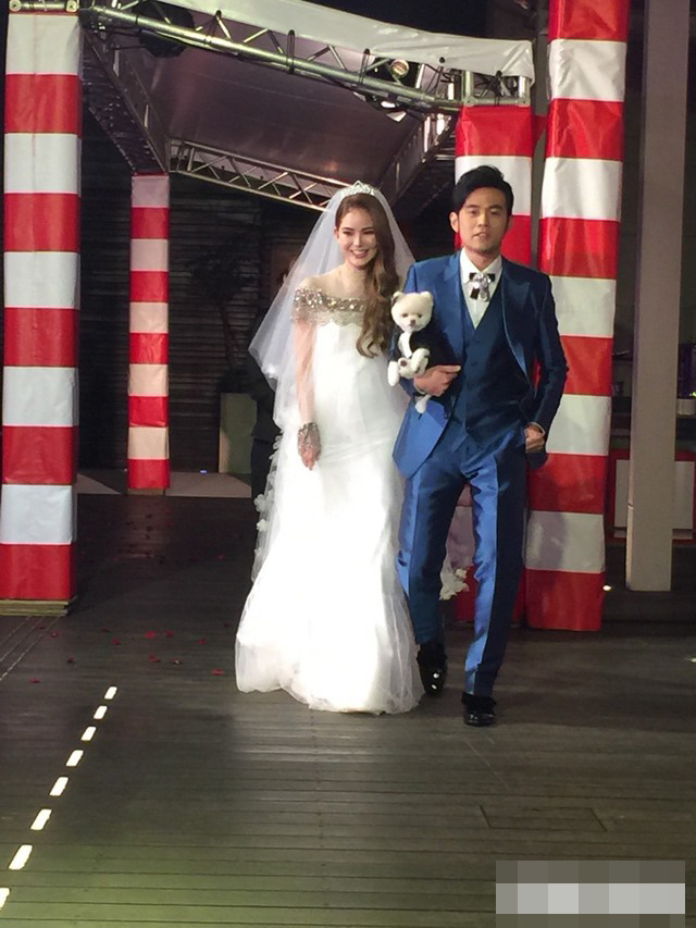 周杰伦携昆凌入场