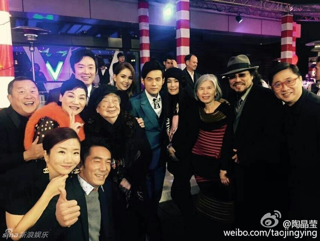 周杰伦昆凌与宾客及外婆、妈妈合影