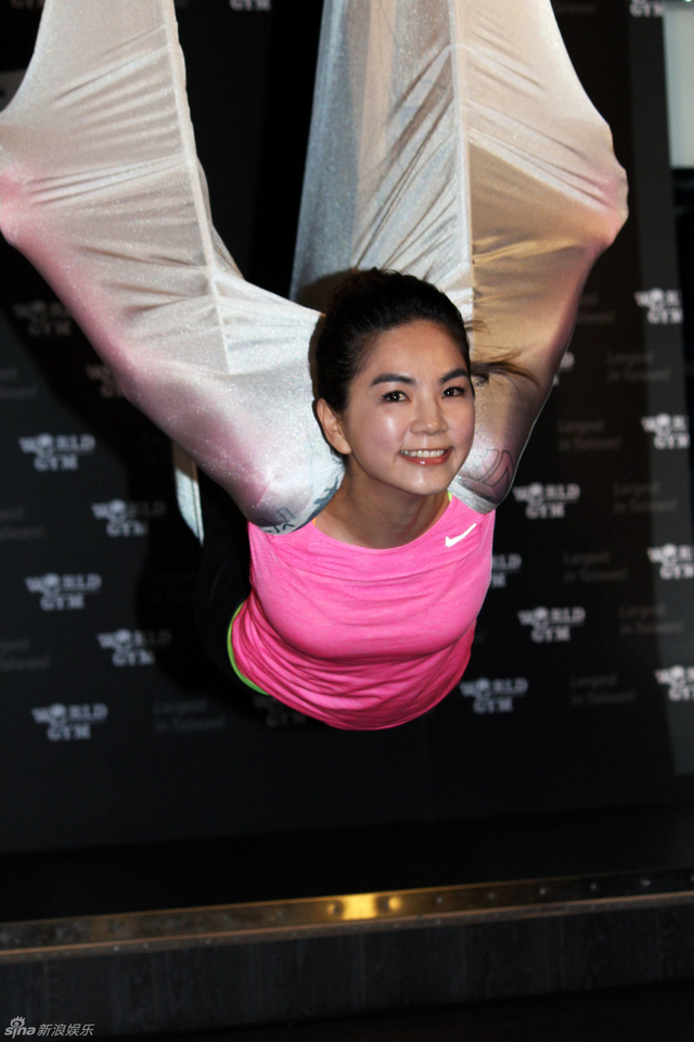 Ella空中劈腿柔软度好 或加进演唱会表演