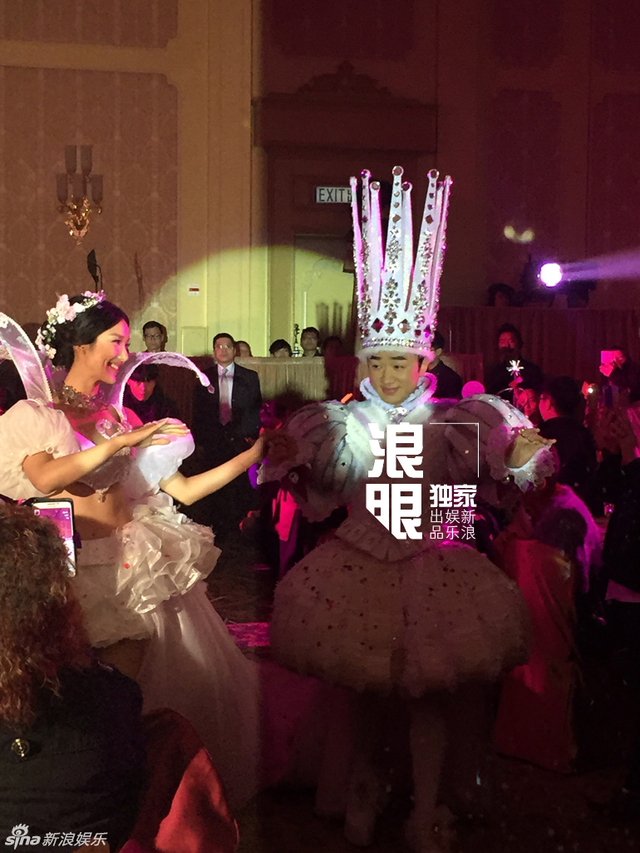 王祖蓝李亚男迪士尼摆酒